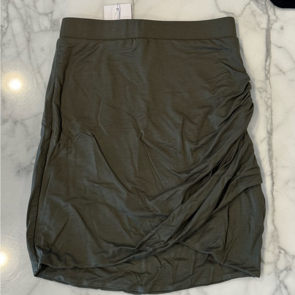Lovers + Friends Voyage Skirt in Army Green size XS - Picture 2 of 3